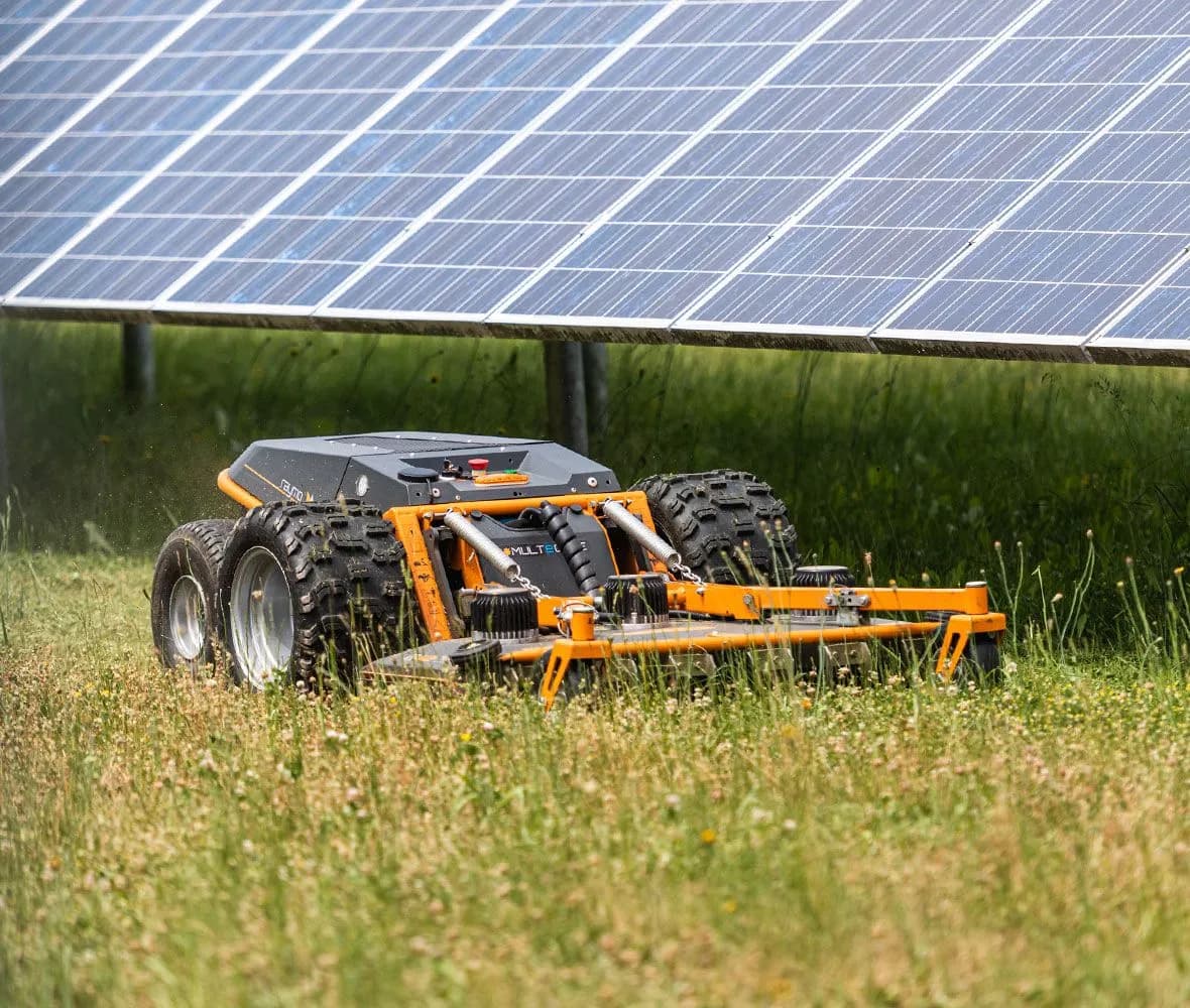 Maairobot onder zonnepanelen op een zonnepark