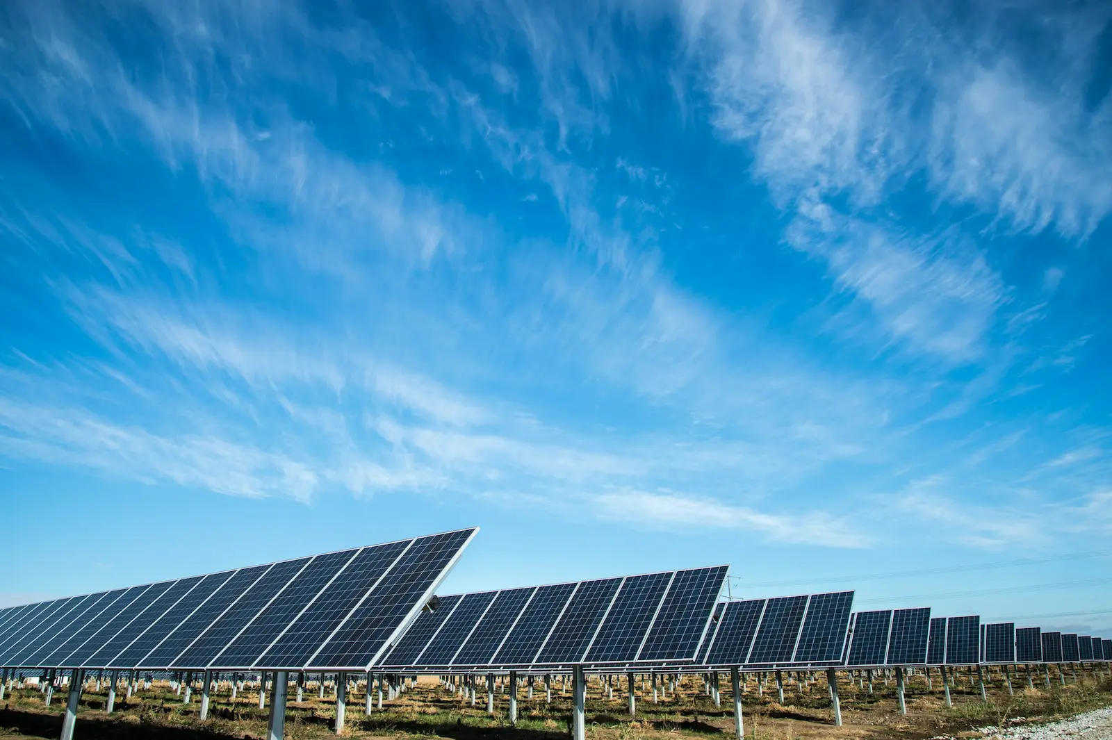 Rijen zonnepanelen op een zonnepark